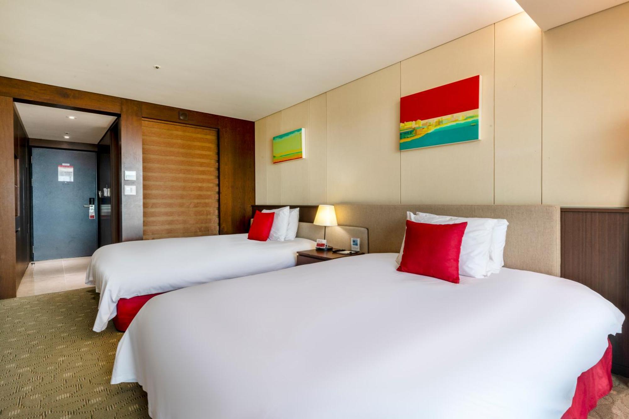 Hotel Ramada By Wyndham Jeju Hamdeok Exterior foto